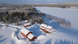 Villa Lehtoniemi talvella ilmasta kuvattuna