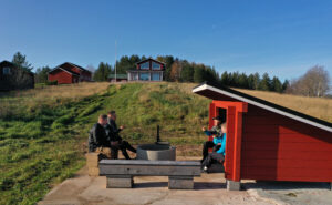 Der Grillplatz der Villa Lehtoniemi liegt direkt am See Sonkajärvi