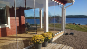 Verglaste Terrasse und Blick auf den See Sonkajärvi