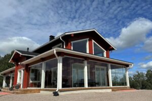Villa Lehtoniemi und ihre verglaste Terrasse im Sommer